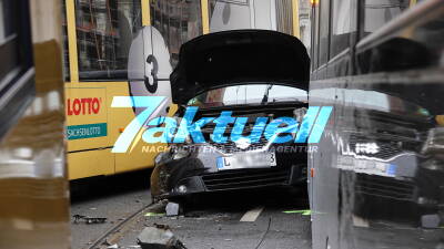 Auto zwischen Straßenbahnen eingequetscht 