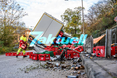 Überall Leergut! Hoher Sachschaden nach Umkippen des Lkw - Leergut auf Straße und Gehweg