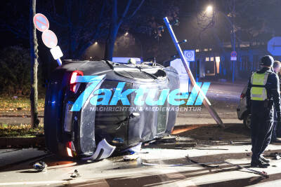 Schwerer Kreuzungscrash - BMW kippt auf Seite - Drei Fahrzeuginsassen verletzt - Unfallbeteiligter stellte sich nach Flucht der Polizei