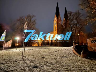 Erster Schnee in Brandenburg - Die Neuruppiner Klosterkirche umgeben von der Weißen Pracht 