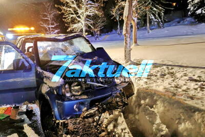 Fahranfängerin schlittert auf schneeglatter Bergstraße, prallt gegen Baum wird schwer verletzt. War ein weiterer Insasse im Auto?? Große Suche auch mit Drohne 