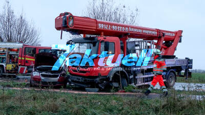 Schwerer Crash zwischen Hubsteiger-LKW und zwei PKWs fordert drei Verletzte - Altenbruchstraße in Waltrop stundenlang gesperrt
