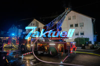 Abgerissenes Stromkabel setzt Dachstuhl in Brand - an mehreren Gebäuden musste der Strom abgestellt werden - mit O-Ton