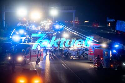 4 Schwerverletzte nach heftigem Crash: 4 PKW krachen auf A81 ineinander - Fahrer steigt nahezu unverletzt aus komplett zerstörtem Auto (O-Ton Ersthelfer)