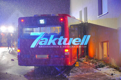 Gelenkbus prallt gegen Hauswand: Glätteunfall im Schneetreiben - 18 Meter langer Bus schlittert bei Glatteis gegen Hauswand - Feuerwehr im Einsatz