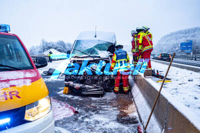 A8: Glatteis-Unfall mit 2 Transportern - Sprinter bei Eisglätte ins Schleudern geraten - Feuerwehr musste bei spiegelglatter Fahrbahn Rettung einleiten
