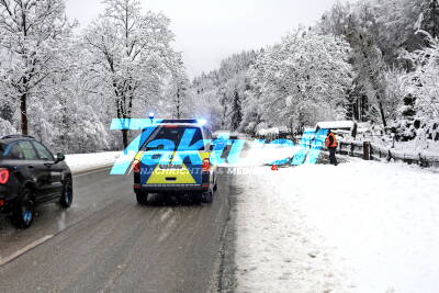 Polizei Bayern: Bleiben Sie zu Hause! - Wintereinbruch überfordert in manchen Regionen die Behörden, andere meistern es hervorragend, dennoch Winterdienste im Dauereinsatz, Schneebruch wegen Gewicht