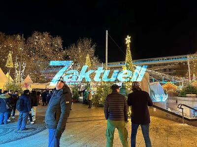 Ausgelassene Stimmung auf Berliner Weihnachtsmarkt am Breitscheitplatz - Trauerkerzen mitten auf dem Weihnachtsmarkt erinnert an den 19.12.2016 - Trotzdem Stimmung ausgelassen und Weihnachtlich