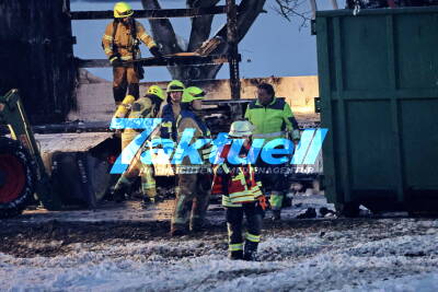 PKW-Fahrer stirbt in Feuerhölle - Sattelzug schiebt brennenden PKW 50 Meter weit vor sich her - Retter können Person nicht mehr helfen - Polizei im O-Ton 