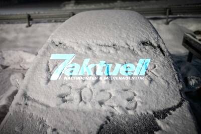 Schneeimpressionen von der Alb: Schnee und Winterdienst auf den Straßen, stehende LKW, Verschneites Dorf