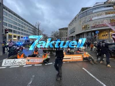 Klimaaktivsten blockieren in Stuttgarter Innenstadt -Polizeieinsatz