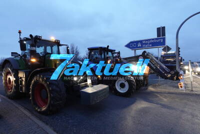Traktoren blockieren A14-Autobahnauffahrt in Leipzig - etliche Landwirte protestieren beim Bauernprotest