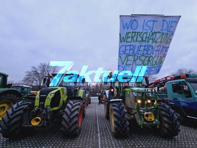 Zahlreiche Demonstranten sammeln sich am Wasen - Korso in die City - AFD mit Protestbanner gegen CO2-Steuer mit dabei