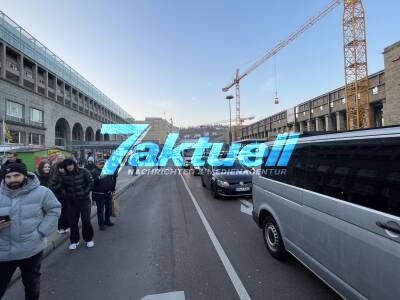 Letzte Generation blockiert Strasse am Hauptbahnhof