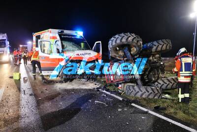 Crash mit Traktor: Rettungswagen auf Einsatzfahrt knallt in abbiegenden Traktor - 3 Jugendliche auf dem Traktor verletzt - Schlepper überschlägt sich - Insgesamt 5 Verletzte, darunter zwei Sanitäter - Autobahnzubringer über Stunden gesperrt