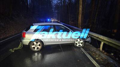 Glätteunfall: PKW kracht in Leitplanke - Audi Totalschaden - Morgendlicher Unfall auf glatter Straße bei Schorndorf-Buhlbronn