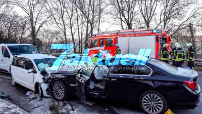 Tödlicher Frontalcrash: 7er BMW mit Sommerreifen crasht bei eisiger Witterung in Skoda - Transporter kracht ins Heck vom Kleinwagen