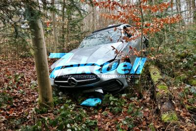 Heftiger Unfall! - Mercedes schleudert über zwei entgegenkommende Spuren und wohl hochkant zwischen Bäumen hindurch - Schwer Verletzt