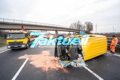 Post-Transporter kollidiert auf dem Standstreifen mit Fahrzeug der Autobahnmeisterei - Fordfahrerin prallt in den Unfall - 3 Personen verletzt
