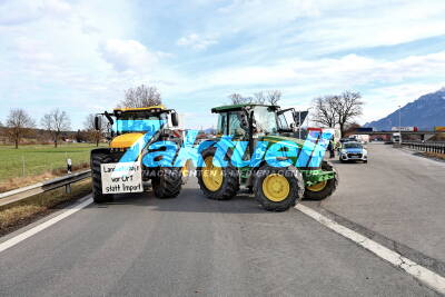 Bauernproteste: Blockade der Autobahnauffahrt Piding und anderswo, Bauern geben jedoch für hochschwangere Straße frei 