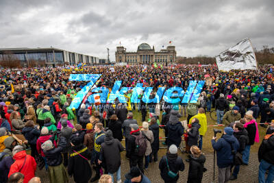Über 100.000 Menschen bei Hand in Hand gegen Rechts Demonstration am Bundestag