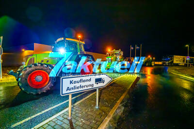 Bauern blockieren Kaufland Zentralwarenlager - 150 Traktoren - LKW Stau - Kein Rad rollt mehr