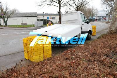 Transporterfalle schnappt erneut zu - Post Transporter rast durch die Unterführung, verliert gesamten Aufbau - Unfall am Mittag bei Weinstadt-Beutelsbach