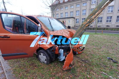 Transporter kracht gehen Baum - Verletzte bei Unfall auf Leipziger Semmelweisstraße