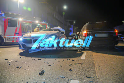 BMW und Subaru kollidieren - 4 Personen leicht verletzt - Canstatterstraße gesperrt 