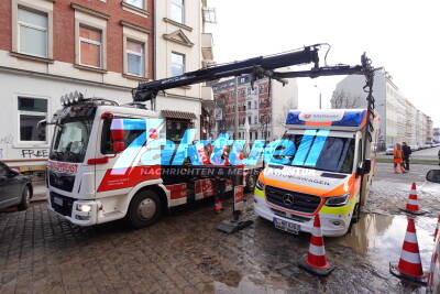Rettungswagen versinkt auf Einsatzfahrt - Wasserrohrbruch in Leipzig
