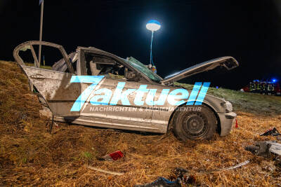 BMW in zwei Teile zerfetzt - Fahranfänger prallt nach Überholmanöver gegen Baum und wird aus Fahrzeug geschleudert und stirbt zwei Tage später im Krankenhaus