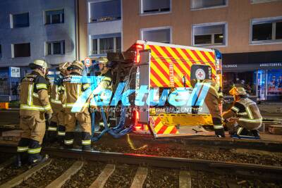 Rettungswagen crash bei Einsatzfahrt im Kreuzungsbereich - Rettungswagen umgekippt - Großeinsatz in Stuttgart