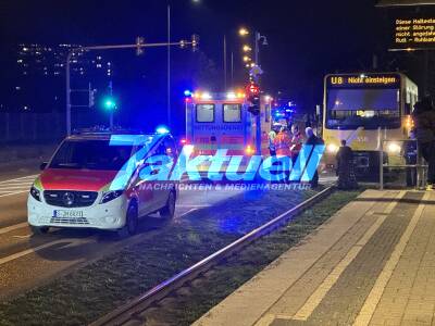 Stadtbahn erfasst Fußgänger an Haltestelle - Rettungseinsatz mit verletzter Person in Stuttgart - Verkehrsbehinderungen