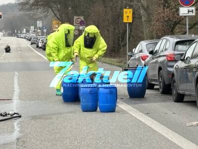 50 Fässer Giftmüll illegal an der Bundesstraße entsorgt -  Feuerwehr sichert Giftfässer in Chemikalienschutzanzügen