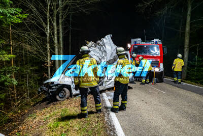 Tragischer tödlicher Unfall - Van kommt in Rechtskurve links von der Fahrbahn ab und kracht gegen Baum