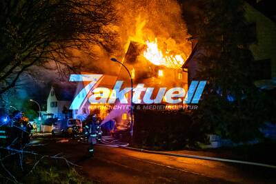 Einfamilienhaus in Vollbrand - Flammen in allen Stockwerken - Feuerwehr Stuttgart im Großeinsatz