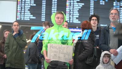 Letzte Generation geht am Flughafen Stuttgart mit neuer Protestform an den Start - Gesänge , Banner, Seifenblasen - Kritik wurde auch an NATO geäußert