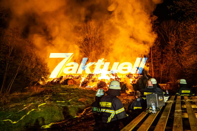 Flammen-Inferno bei Golfanlage Hammetweil - Hunderte Strohballen brennen & Flammen drohen auf angrenzenden Wald überzugreifen