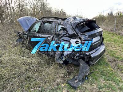 Schwerer VU beim Fahrstreifenwechsel - BMW flog in Böschung, Autobahn gesperrt - BAB 8 Rutesheim