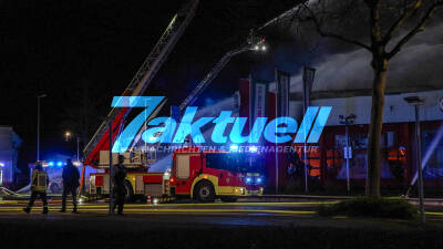 Baumarkt brennt Lichterloh in voller Ausdehnung - Hagebaumarkt in Castrop-Rauxel in Vollbrand! Feuerwehr im Großeinsatz