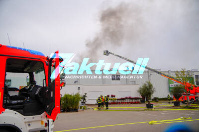 Photovoltaikanlage brennt auf Fläche von 40 qm auf Toom Baumarkt Dach - Feuerwehr im Großeinsatz am Ostersonntag