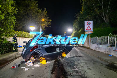 Heftiger Unfall mit VW Golf GTI und 2 schwerverletzten jungen Insassen - Massiv überhöhte Geschwindigkeit in 30er Zone