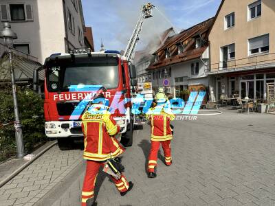Großbrand in Altstadt von Waldenbuch - Feuer von historischem Haus greift auf weiteres Fachwerkhaus über - 1 Hund tot