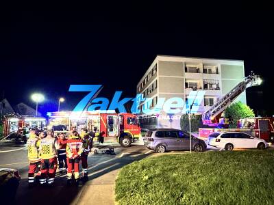 Feuerwehr rettet 34 Personen mit 2 Drehleitern von Balkonen - Brand durch Unrat im Treppenhaus - Fluchtweg versperrt
