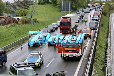 Rutschbahn auf Autobahn: Massenkarambolage bei Eisregen: A8 am Chiemsee: 9 Fahrzeuge, ca 250.000€ Schaden, Großalarm für Rettungskräfte 