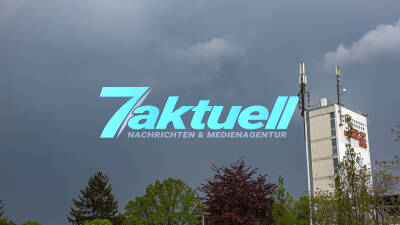 Erste massive Unwetter ziehen über Stuttgart auf - Unwetterfront zieht vom Westen über Fernsehturm herein