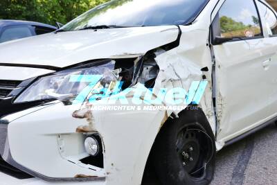 100 000€ Schaden bei Verkehrsunfall - Mitshubisi-Fahrerin kommt in den Gegenverkehr und kracht in Mercedes - 1 Person verletzt