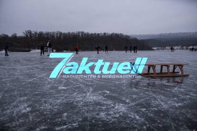 Dämmerungsbilder vom zugefrorenen See Emetsklinge Zaberfeld - Eishockeyspieler und Spaziergänger auf dem Eis
