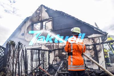 Sulzfeld: Dramatischer Dachstuhlbrand - Feuer von Gartenhaus greift auf komplettes Wohnhaus über - Gasflaschen explodieren