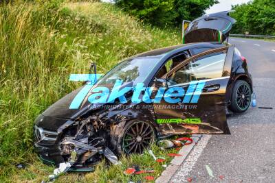 Östringen: Horrorcrash zweier Sportwagen: Porsche 911 rast frontal in Mercedes AMG - 3 Schwerverletzte - Verheerendes Trümmerfeld